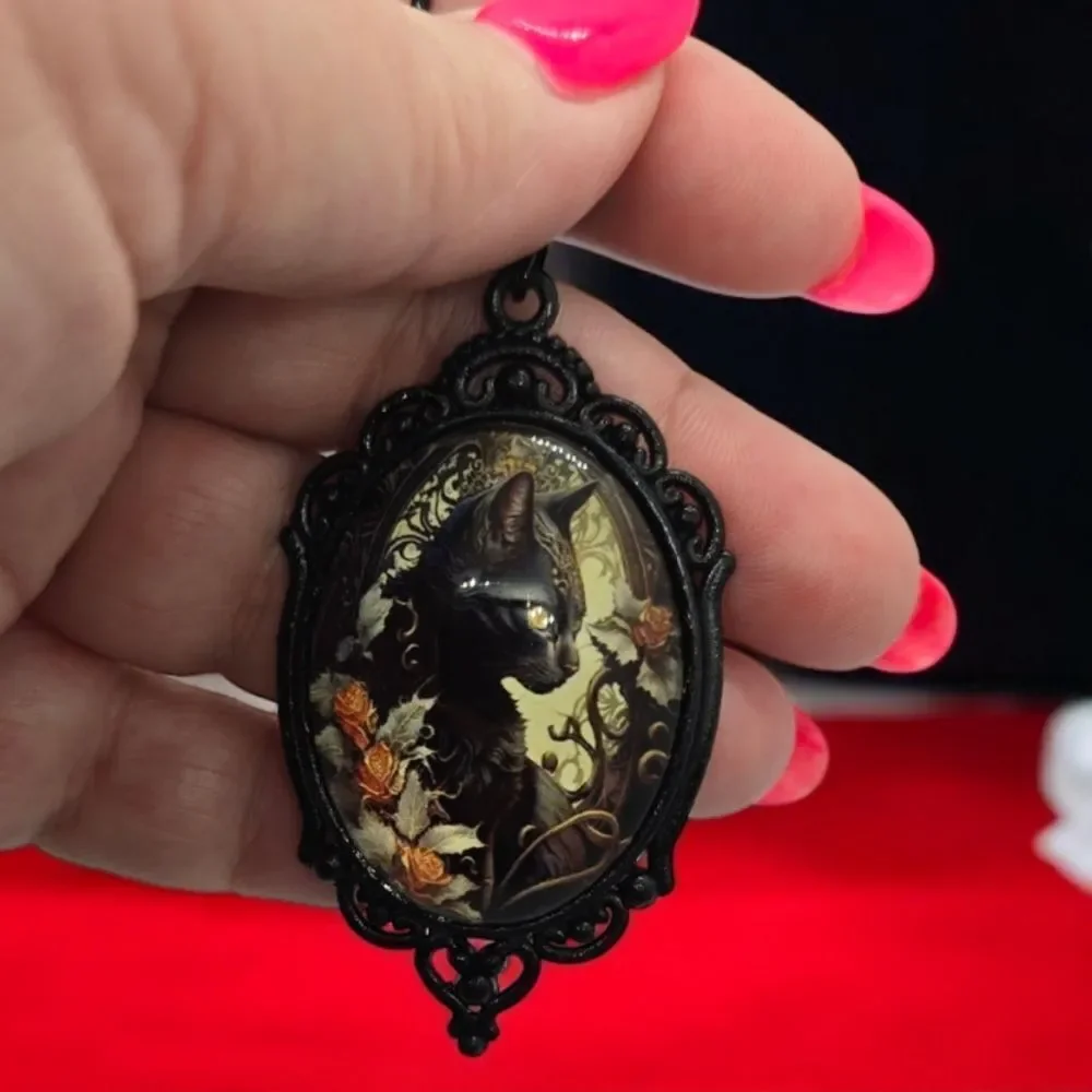 Black Cat Portrait Necklace Gothic Cameo Pendant Glass Dome Vintage Mysterious